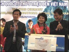 Zhou Ying, a Chinese auditor, is the fifth million foreign visitor to Vietnam on December 24. (Photo:VOH)